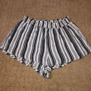 Kendall & Kylie flowy shorts